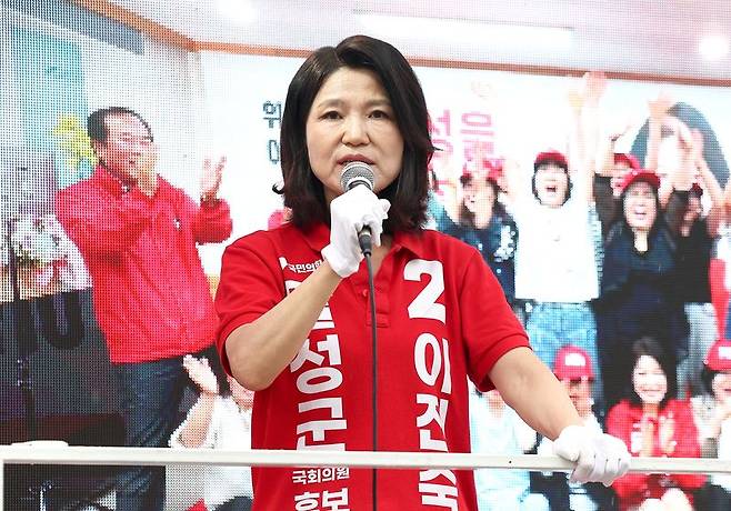 국민의힘 이진숙 달성군 국회의원 후보가 2일 대구 달성군 옥포읍 아파트단지에서 유세하고 있다. 연합뉴스
