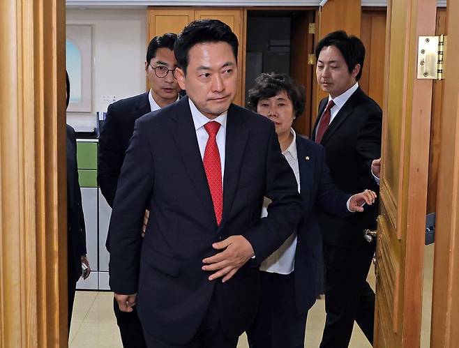 장동혁 국민의힘 대표가 4일 새벽 투표용지 부족 사태와 관련해 경기 과천 중앙선거관리위원회에서 노태악 위원장과 면담을 마친 뒤 이동하고 있다. 뉴스1