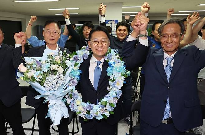 더불어민주당 김남준 인천 계양을 국회의원 보궐선거 후보가 4일 인천 계양구 선거사무소에서 당선이 확실시되자 기뻐하고 있다. 연합뉴스
