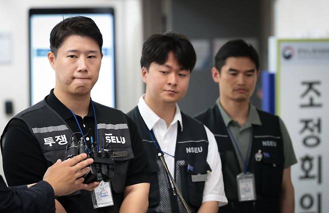 최승호 삼성그룹 초기업노동조합 삼성전자지부 위원장이 지난달 20일 정부세종청사 중앙노동위원회에서 총파업 예고 시점을 하루 앞두고 열린 3차 사후조정 회의를 마친 후 질문을 받고 있다. 연합뉴스