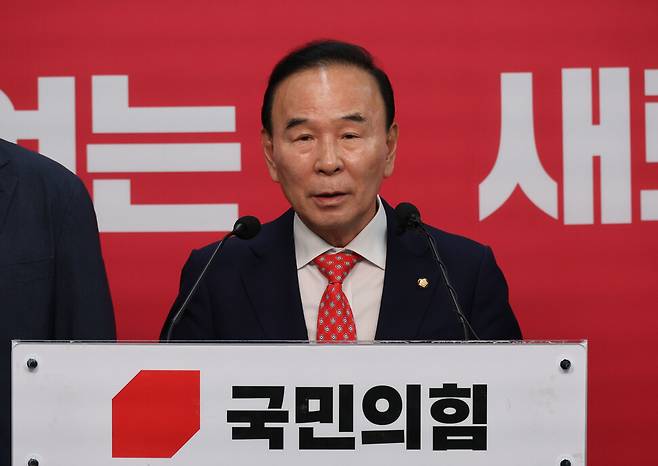 박덕흠 국민의힘 공천관리위원장이 지난 4월26일 오전 서울 영등포구 여의도 당사에서 제9회 전국동시지방선거 후보 경선 결과를 발표하고 있다. 김혜윤 기자 unique@hani.co.kr