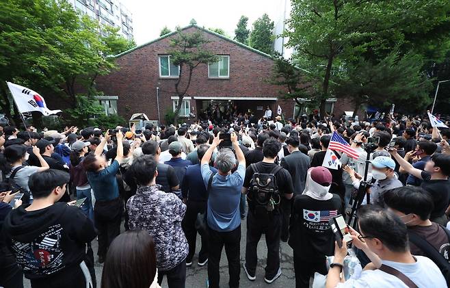 6·3 지방선거에서 투표용지 부족 사태가 발생한 서울 송파구 잠실7동 제2투표소 앞에서 4일 시위대가 투표함 반출을 막으며 구호를 외치고 있다. 뉴시스