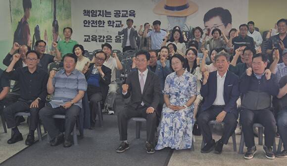 윤건영 충북교육감 후보 부부(가운데)가 선거사무소에서 지지자들과 함께 개표 방송을 지켜보고 있다. 2026. 06. 03. [사진=윤건영 선거캠프]
