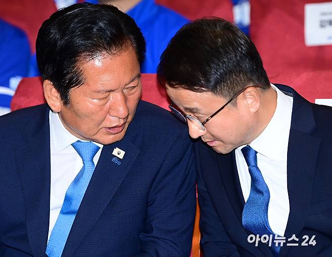 더불어민주당 정청래 대표와 한병도 원내대표가 3일 서울 여의도 국회 의원회관에 마련된 제9회 전국동시지방선거 및 국회의원 재보궐 선거 개표종합상황실에서 출구조사 결과를 기다리며 이야기를 나누고 있다. [사진=정소희 기자]