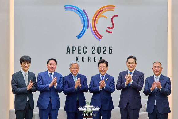 (왼쪽부터) 이해진 네이버 이사회 의장, 최태원 SK그룹 회장, 젠슨 황 엔비디아 최고경영자, 이재명 대통령, 이재용 삼성전자 회장, 정의선 현대차그룹 회장이 지난달 31일 APEC 정상회의장인 경주화백컨벤션센터에서 기념촬영하고 있다. [사진=대통령실]