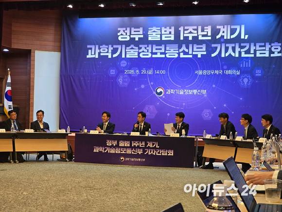 지난달 29일 서울중앙우체국에서 열린 정부 출범 1주년 계기 기자간담회에서 배경훈 부총리 겸 과학기술정보통신부 장관(가운데)이 발언하고 있다. [사진=안세준 기자]
