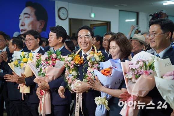 박수현 후보가 당선을 확정 짓고 환호하고 있다 [사진=정종윤 기자]