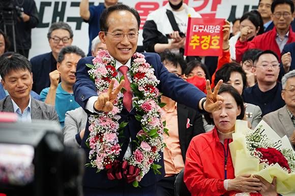추경호 대구시장 후보가 당선 확정 후 손가락을 내밀며 기뻐하고 있다 [사진=추경호 캠프]