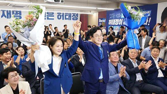 더불어민주당이 6·3 지방선거에서 대전 지방권력을 완전 장약했다. 사진은 허태정 대전시장 당선인의 축하 모습 [사진=허태정 선거캠프]