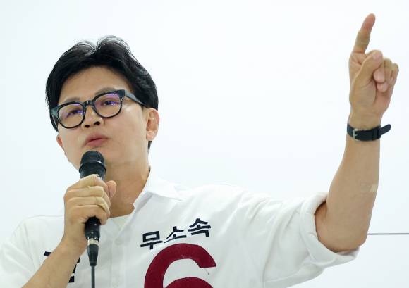 6·3 부산 북갑 국회의원 보궐선거에 출마한 무소속 한동훈 후보가 1일 오후 부산 북구 선거사무소에서 기자회견을 하고 있다. 2026.6.1 [사진=연합뉴스]