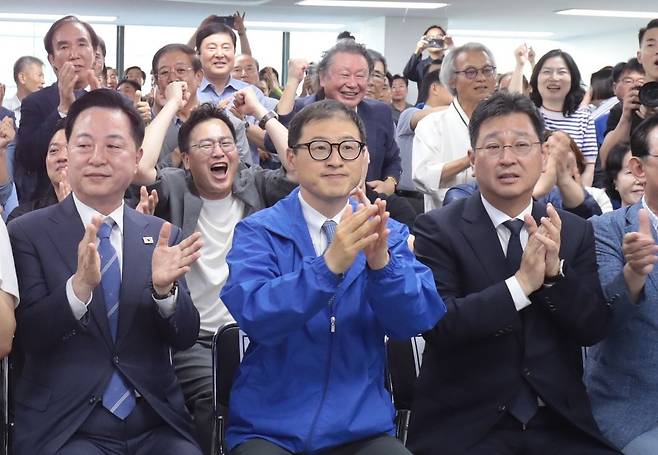 김 후보가 3일 울산 남구 선거사무소에서 방송3사 출구조사 결과를 지켜보며 지지자들과 박수를 치고 있다.뉴스1