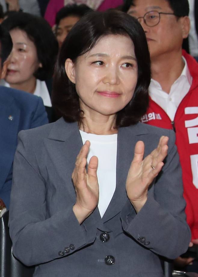 이진숙 국민의힘 대구시 달성군 국회의원 보궐선거 후보가 3일 오후 출구조사 방송을 보며 박수치고 있다. [연합뉴스]