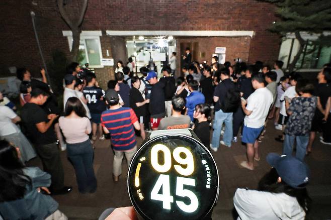 3일 투표용지 부족 사태가 빚어져 밤 10시까지 연장해서 투표가 진행된 서울 송파구 잠실7동 제2투표소 앞에 시민들이 모여 있다. [연합뉴스]