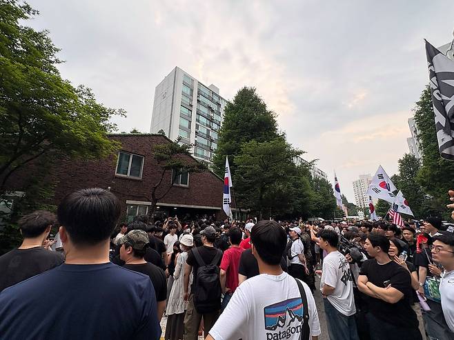 4일 오전 6시 서울 송파구 잠실7동 투표소 앞에서 투표함 반출을 놓고 시민들과 선관위 직원들이 약 8시간 째 대치하고 있다. 김예정 기자