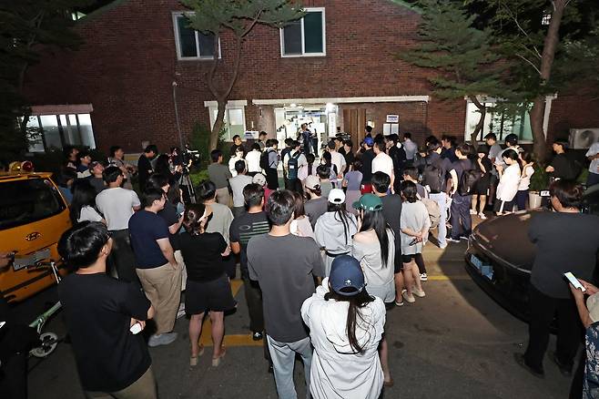 6·3 지방선거 본투표일인 3일 투표용지 부족으로 투표시간이 오후 10시까지 연장된 서울 송파구 잠실7동 제2투표소 앞에 주민들이 모여 있다. 연합뉴스
