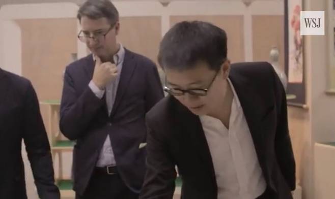 지난 2017년 도널드 트럼프 1기 화염과 분노로 불리는 대북 압박이 고조됐을 당시 북한의 초청으로 평양을 방문한 조너선 청(오른쪽) 월스트리트저널(WSJ) 당시 서울 지국장이 전시물을 살피고 있다. 사진 WSJ 캡처