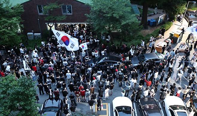 4일 투표용지 부족으로 투표 시간이 오후 10시까지 연장됐던 서울 송파구 잠실7동 제2투표소 앞에서 투표함 반출에 반대하는 시민들이 밤새 구호를 외치고 있다. 연합뉴스