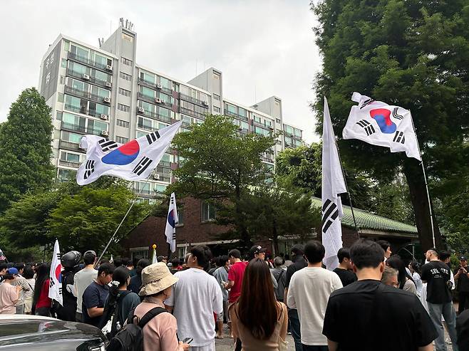 4일 오전 6시 서울 송파구 잠실7동 투표소 앞에서 투표함 반출을 놓고 시민들과 선관위가 8시간째 대치하고 있다. 김예정 기자