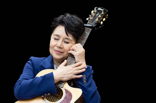 가수 심수봉이 오는 20일 방영되는 '김주하의 데이앤나잇' 녹화를 마친 후 인터뷰에 응하며 기타를 안고 있다. 40년 넘게 기타를 잡지 않았던 그는 "이제야 평범한 삶을 되찾은 듯 하다"며 웃음 지었다. 권혁재 사진전문기자