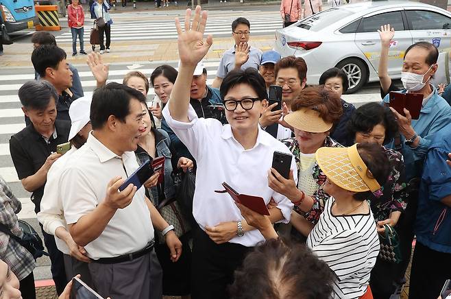 한동훈 무소속 부산 북구갑 국회의원 보궐선거 당선인이 4일 오전 부산 북구 구포시장을 찾아 시민들에게 감사의 인사를 하고 있다. 송봉근 객원기자