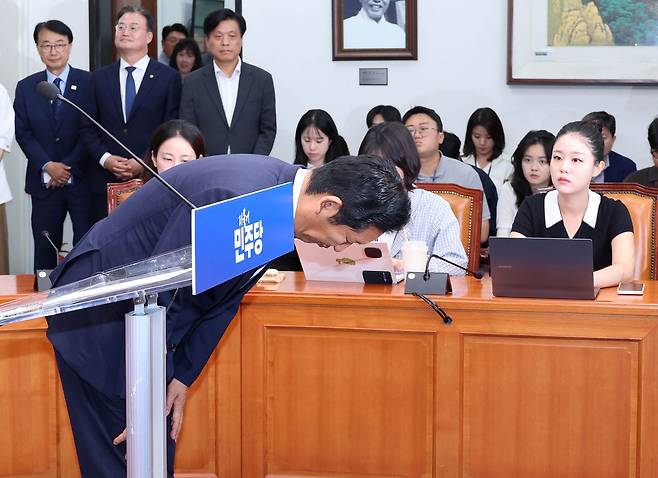 정청래 더불어민주당 대표 겸 총괄상임선거대책위원장이 4일 국회에서 6·3지방선거와 국회의원 보궐선거 관련 기자회견을 하기 전 인사하고 있다. 임현동 기자