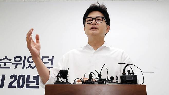 한동훈 부산 북갑 국회의원 보궐선거 당선인이 4일 부산 북구 선거사무실에서 당선 기자회견을 하고 있다. 송봉근 객원기자.