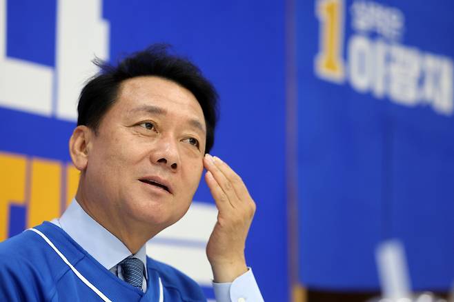 ▲ 더불어민주당 이광재 경기 하남갑 국회의원 보궐선거 후보가 19일 경기도 하남 선거캠프 사무소에서 연합뉴스 취재진과 인터뷰하고 있다. 연합뉴스