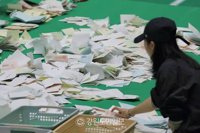 ▲ 3일 제9회 전국동시지방선거 인제지역 개표소인 인제체육관에서 개표가 진행되고 있다.