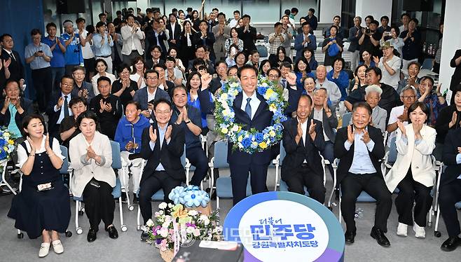 ▲ 제9회 전국동시지방선거에서 강원도지사에 당선된 우상호 더불어민주당  후보가 더불어민주당 도당에서 지지자들의 축하를 받고 있다. 김정호 기자