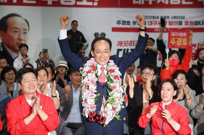 ▲국민의힘 추경호 대구시장 후보가 당선이 유력시되면서 4일 오전 대구 범어네거리 선거사무소에서 축하 꽃다발을 목에 걸고 있다. [연합뉴스]&nbsp;