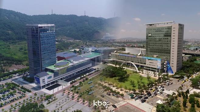 ▲전라남도청과 광주광역시청