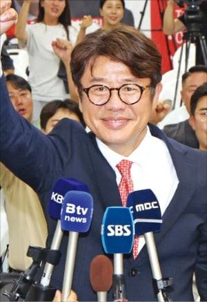 유의동 국민의힘 경기 평택을 국회의원 후보가 4일 당선이 확실시되자 손을 번쩍 들어보이고 있다.   /연합뉴스