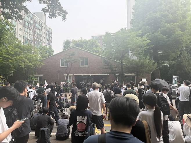 4일 오전 10시, 서울 송파구 잠실 우성아파트 경로당 앞에 시위대, 유튜버, 언론사 관계자 등이 모여 있다. 최영총 기자