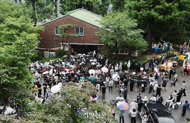 지방선거 투표용지 부족 사태가 벌어진 서울 송파구 잠실7동 제2투표소 앞에서 4일 일부 시민들이 투표함 반출을 막고 있다. 강윤중 기자