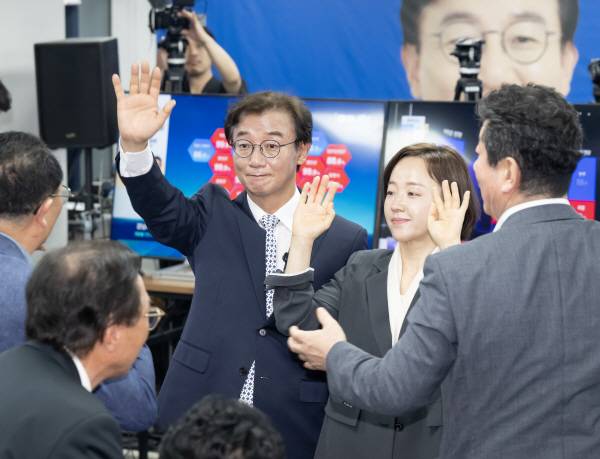 더불어민주당 전재수 부산시장 후보가 4일 부산 부산진구 선거사무소에서 당선이 확정된 후 지지자들에게 인사하고 있다. / 이원준 기자windstorm@