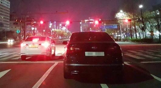 밤에 후미등을 켜지 않은 채 달리는 ‘스텔스 자동차’.