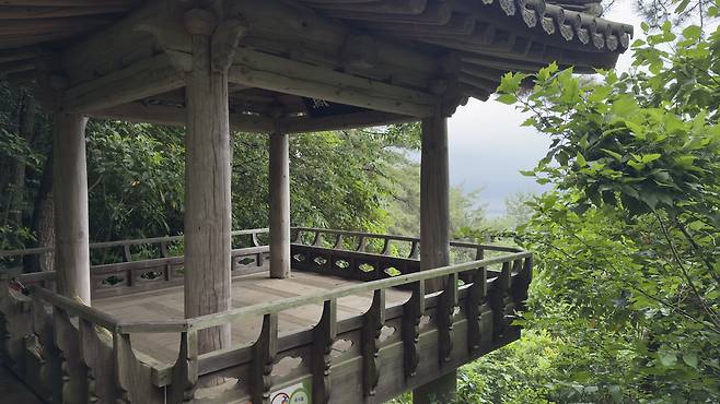 Cheonil Pavillion, located along a path to Baengneyonsa Temple from Dasan Chodang [WOO JI-WON]