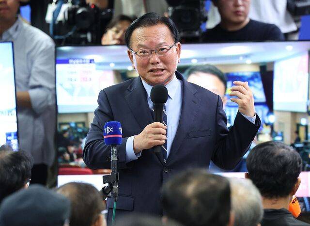 6·3 지방선거 대구시장 선거에 출마한 김부겸 더불어민주당 후보가 3일 달서구에 마련된 선거사무소에서 출구조사 결과를 확인한 후 지지자들에게 발언하고 있다.