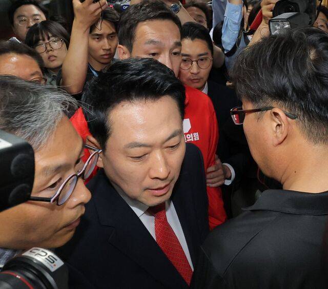 장동혁 국민의힘 상임선거대책위원장이 3일 경기도 과천 중앙선거관리위원회에서 투표용지 부족 사태에 항의하기 위해 노태악 중앙선관위원장실로 이동하고 있다. 연합뉴스
