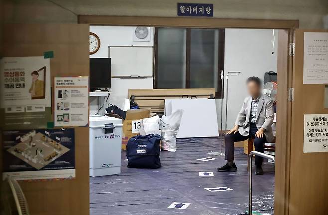4일 제9회 전국동시지방선거 및 국회의원 재·보궐선거 투표용지 부족으로 투표 시간이 오후 10시까지 연장됐던 서울 송파구 잠실7동 제2투표소 앞에서 투표 종료 후 투표함 이송이 지연되고 있다. 연합
