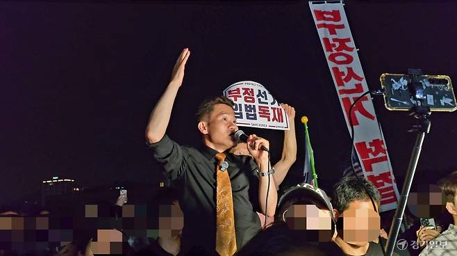 과천 중앙선관위 앞에서 열린 집회에 참여 중인 전한길씨. 민경찬PD