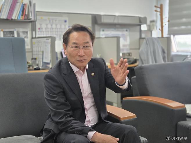 국민의힘 유정복 인천시장이 4일 인천시청 기자실에서 6·3 전국동시지방선거 결과에 대한 소감을 말하고 있다. 박귀빈기자