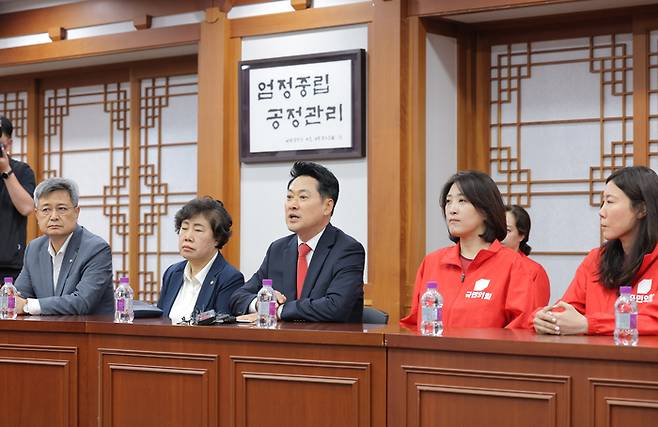 장동혁 국민의힘 상임선거대책위원장이 6·3 지방선거 본투표일인 3일 투표용지 부족 사태와 관련해 경기 과천 중앙선관위를 방문해 허철훈 사무총장에게 항의하고 있다. [연합뉴스]