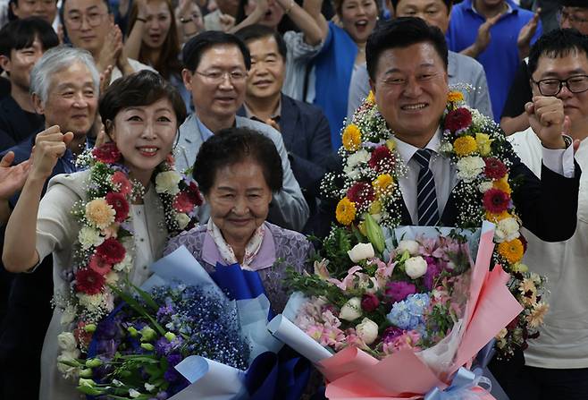 당선 세레머니 하는 신용한 충북지사 후보 [연합뉴스]