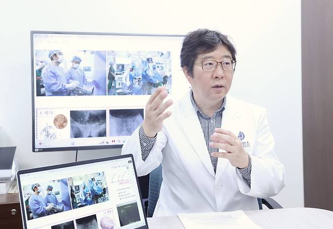 조재호 연세암병원 교수의 진료실 앞에는 늘 긴 줄이 늘어선다. 지난 15년 간 전립선암 치료 연구를 주도해온 조 교수는 한국 브라키테라피 선구자로 불린다. <심희진 기자>