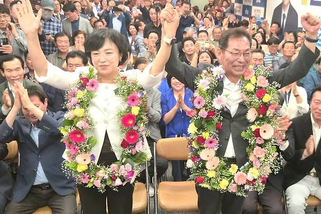 손훈모 더불어민주당 순천시장 후보가 4일 오전 당선이 확실시되자, 가족과 함께 환호하고 있다. [손훈모 선거캠프]