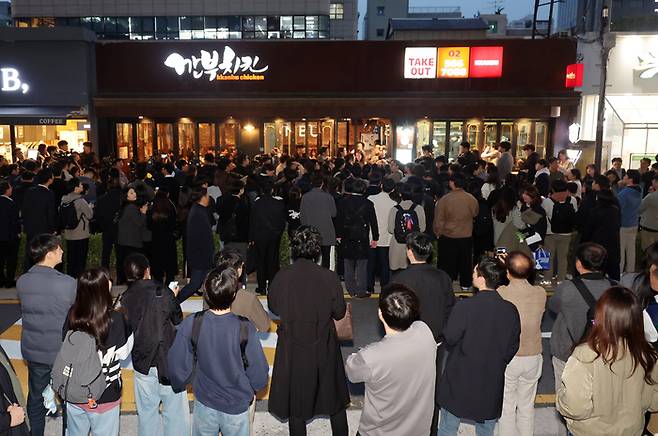 30일 서울 삼성동 인근 깐부치킨에서 젠슨 황 엔비디아 최고경영자가 이재용 삼성전자 회장, 정의선 현대차 그룹 회장이 회동할 것으로 알려지자 상가 앞 도로가 취재진과 시민들로 붐비고 있다. [연합뉴스]