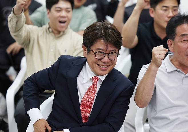 유의동 국민의힘 당선인이 지난 4일 오전 경기 평택시 안중읍에 위치한 선거사무소에서 당선이 확실해지자 미소를 짓고 있다. [사진 출처 = 뉴스1]