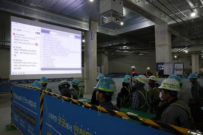 롯데건설 현장에서 롯데이노베이트의 건설 현장 특화 AI 음성번역 에이전트를 이용하고 있는 모습이다. 롯데이노베이트