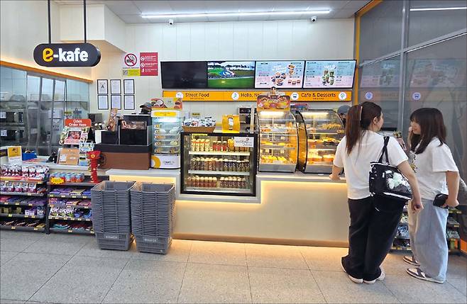 떡볶이, 닭강정, 컵밥 등 길거리 한국 음식을 파는 K편의점도 확장을 거듭하고 있다. 이마트24 말레이시아 매장. (노승욱 기자)